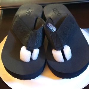 Comfortable black flip flops with arch support